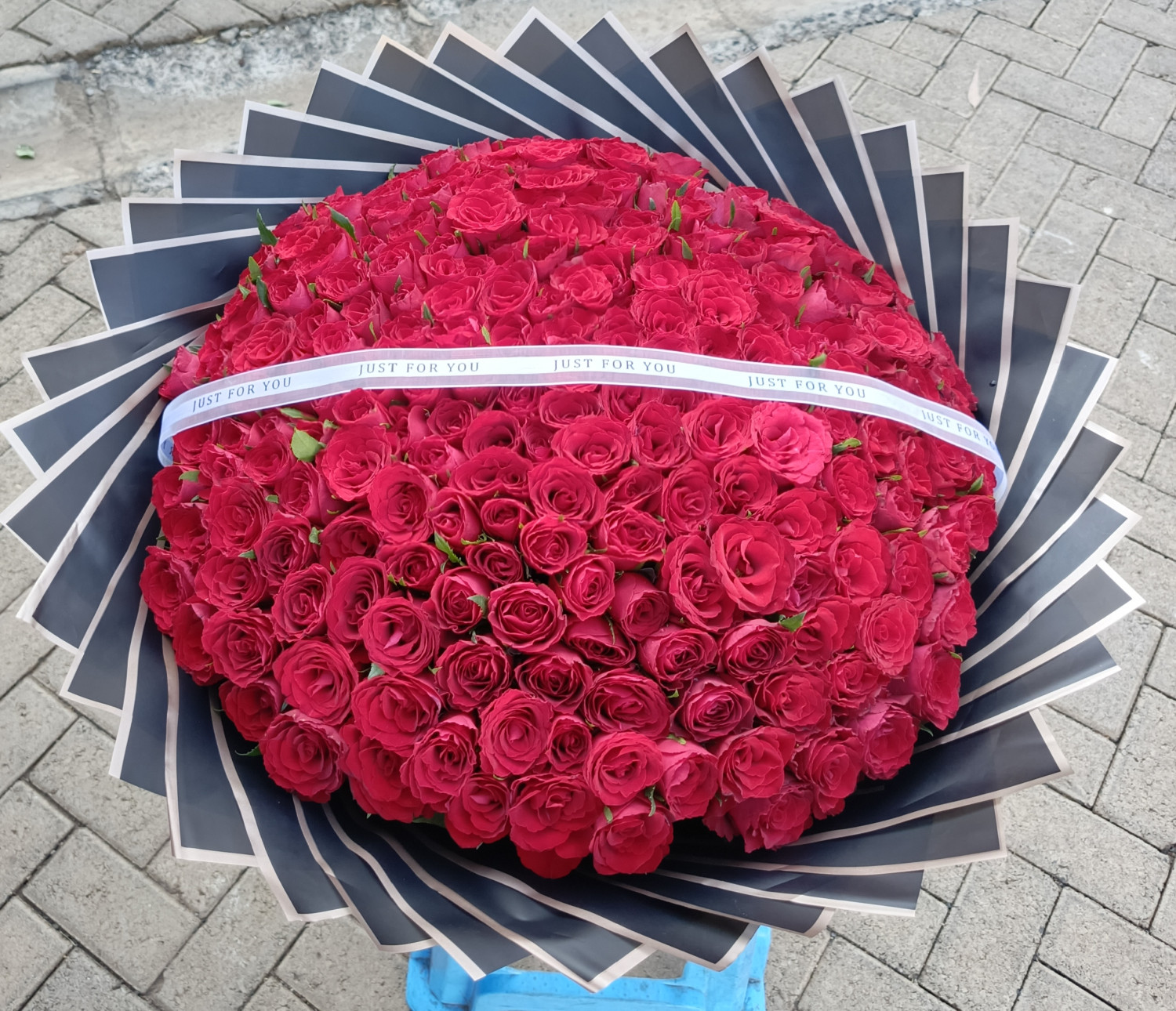 Crimson kiss(200 stems red roses)