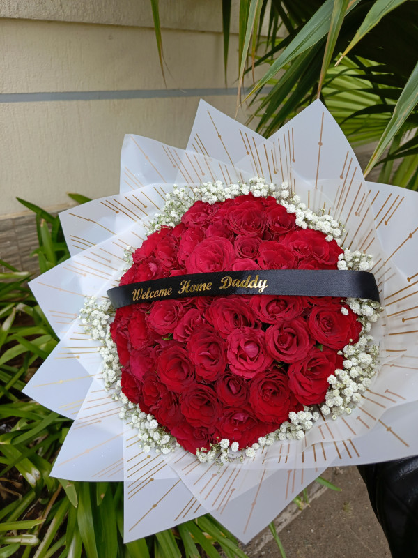 Romantic Embrace ( 50 stems red + babies breathe )